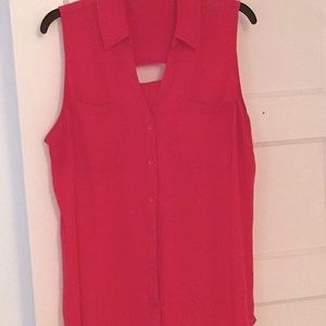 Lightweight sleeveless blouse with back detail and front pockets